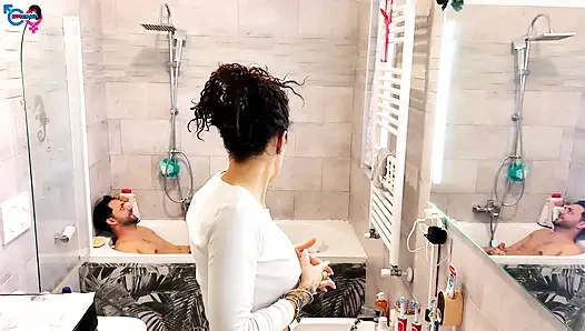 Мой Сосед По Комнате Делает Мне Минет В Ванне И Сперма Попадает На Мокрые Джинсы