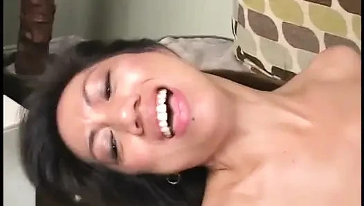 Cowok kulit hitam crot di dalam memek cewek asia setelah ngocok kontol dan ngentot memeknya