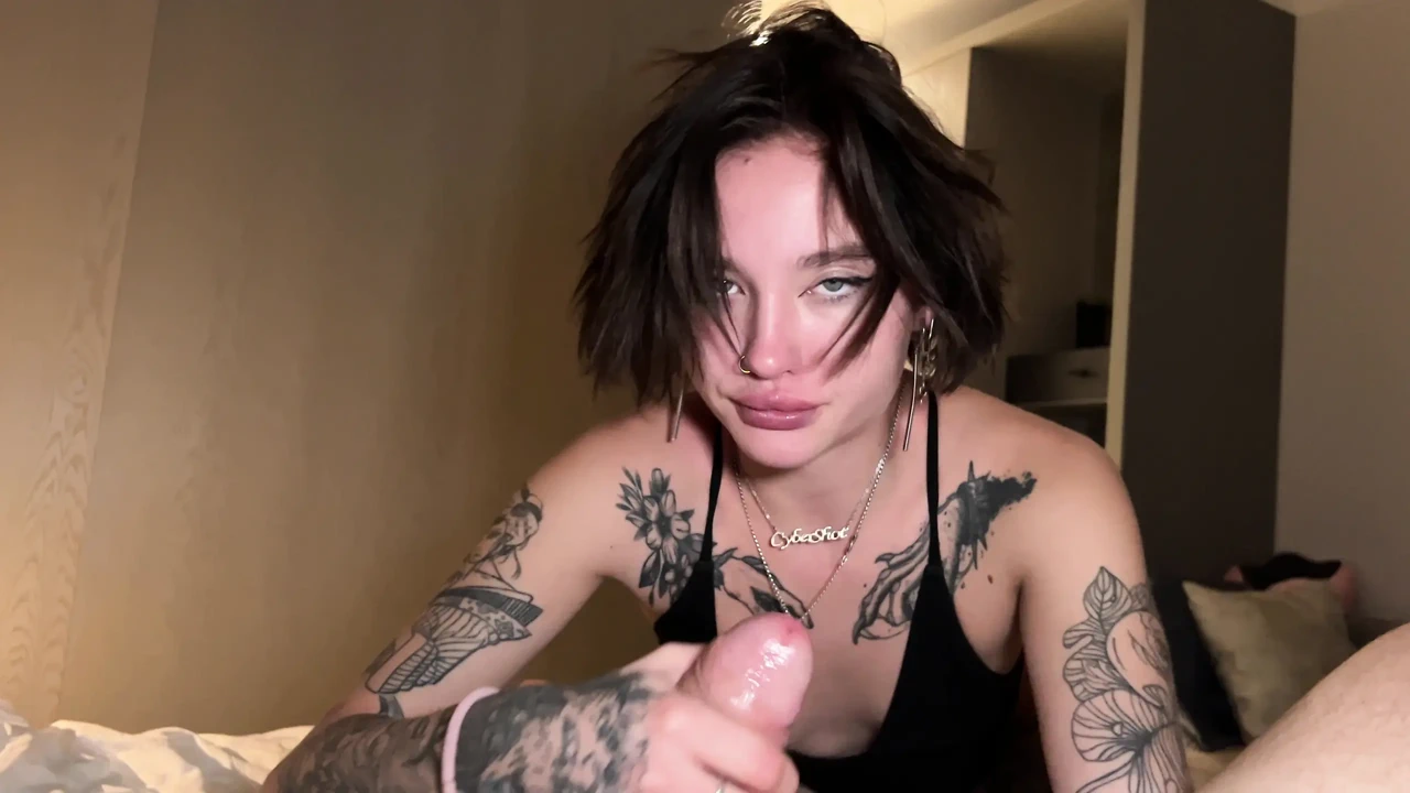 第1部分。多次高潮！不间断的潮吹！真正的自制！第一人称视角和巨大的面部 4k 高清