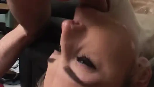 Cewek nakal rambut pirang ini dicrot sperma hangat di mana-mana