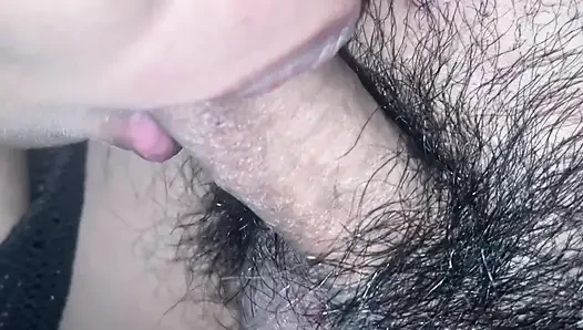 Eine pralle muschi ficken, während sie einen blowjob bekommen, fühlt es sich so gut an meinem schwanz an.