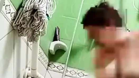Götlü banyo yapmak istiyor .sikimi görmeni istiyor