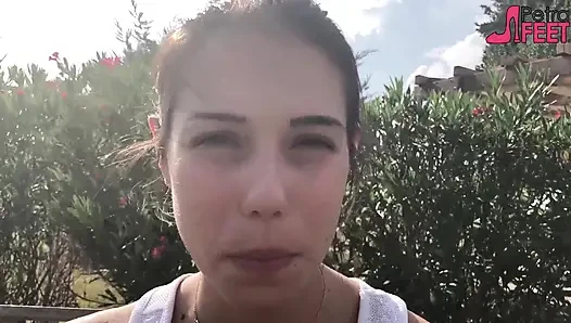Ateşli genç kızla bankta sigara içiyor