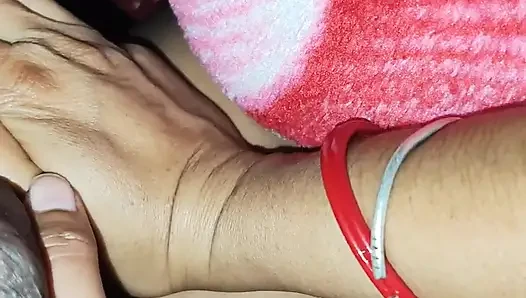 Air keluar dari susu saudara iparku.