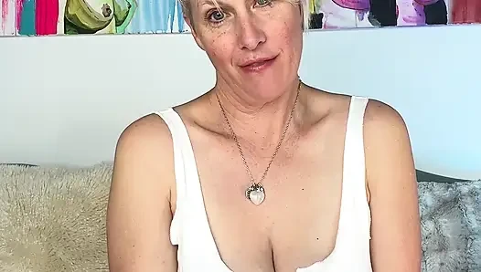 Stiefmutter hilft Stieftochter, sich am Abend vollkommen zu entspannen (WICHsanleitung)