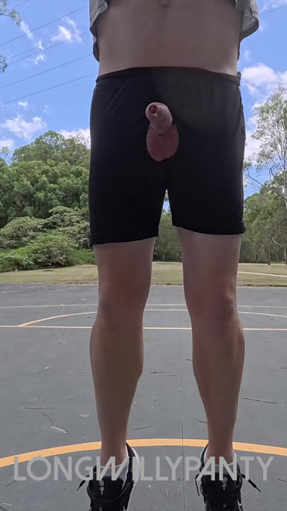 Yaraklı heteroseksüel sünnetsiz adam basketbol sahalarında teşhir ediyor