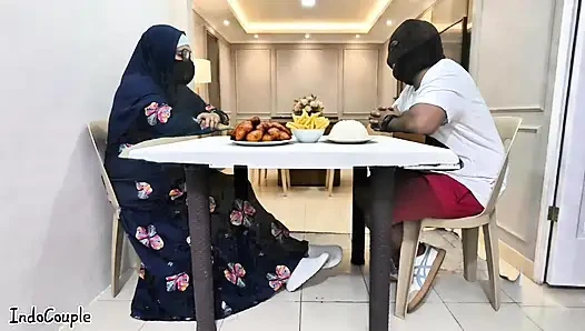 Guru sekolah hijab muslim pergi untuk kencan dengan bintang