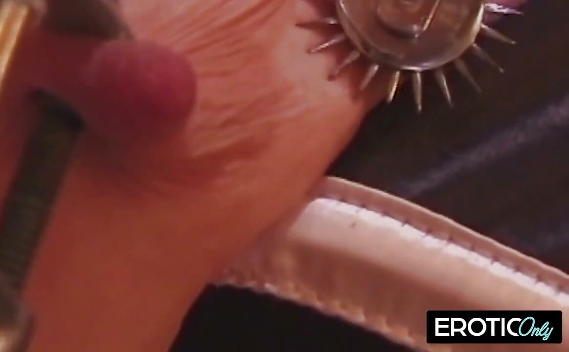 Olgun sahibe bağlı itaatkarını derinden eğitiyor