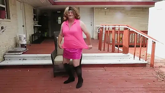 Brittney CD yeni pembe kıyafetini ve çizmelerini modelliyor