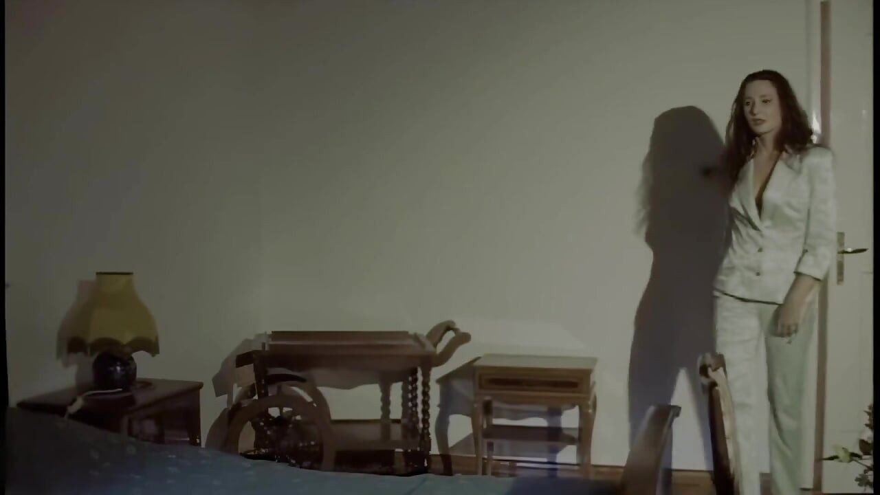 Cewek nakal haus kontol ini dientot habis-habisan sama pacarnya di kamarnya