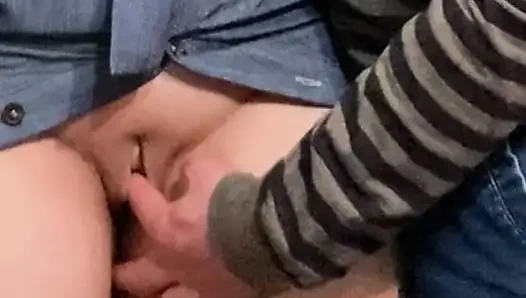 Fantasi mesum! Pria tua mesum lagi asik ngusap memek aduhainya di kereta bawah tanah