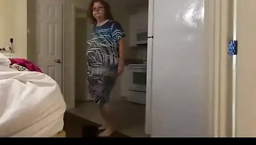 Ssbbw hemşire Vicki yatak odasında esnetiyor