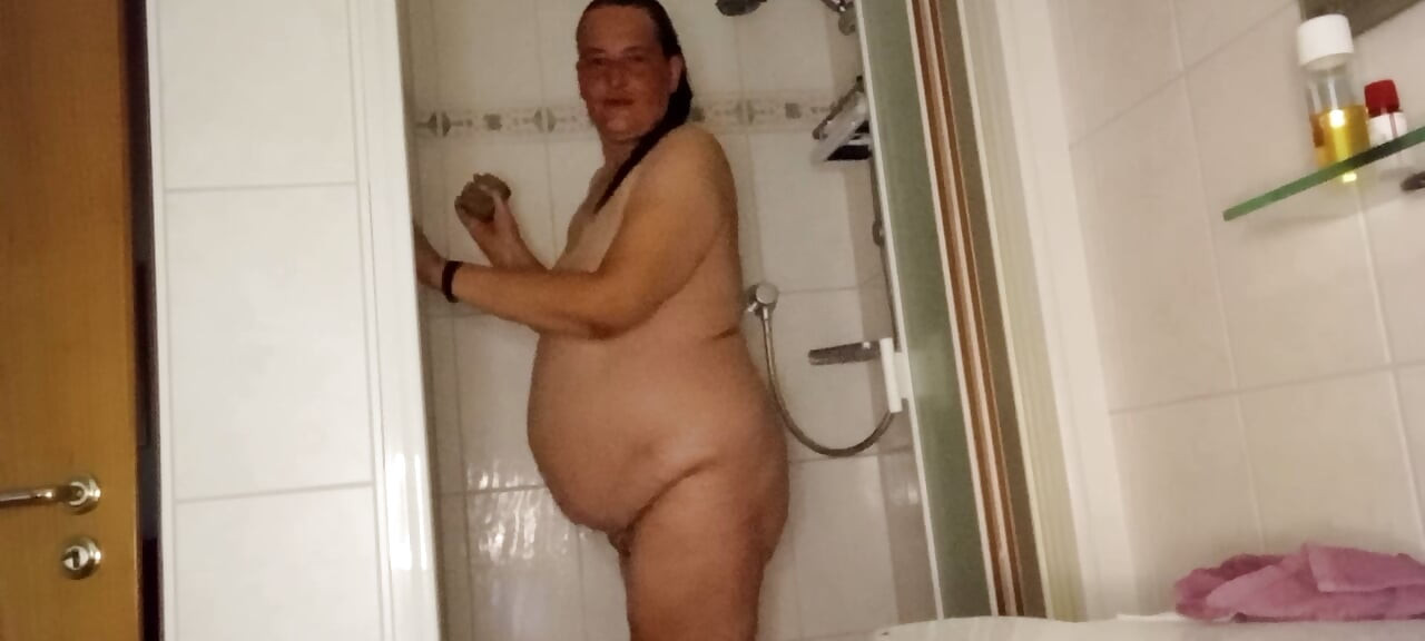 Masturbação solo de madura BBW no chuveiro