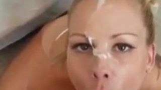 Une blonde sexy se fait éjaculer sur le visage