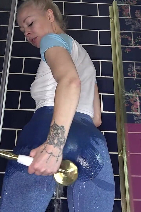 Mokre tajice pod tušem JOI - Moleći za spermu na mojoj guzici