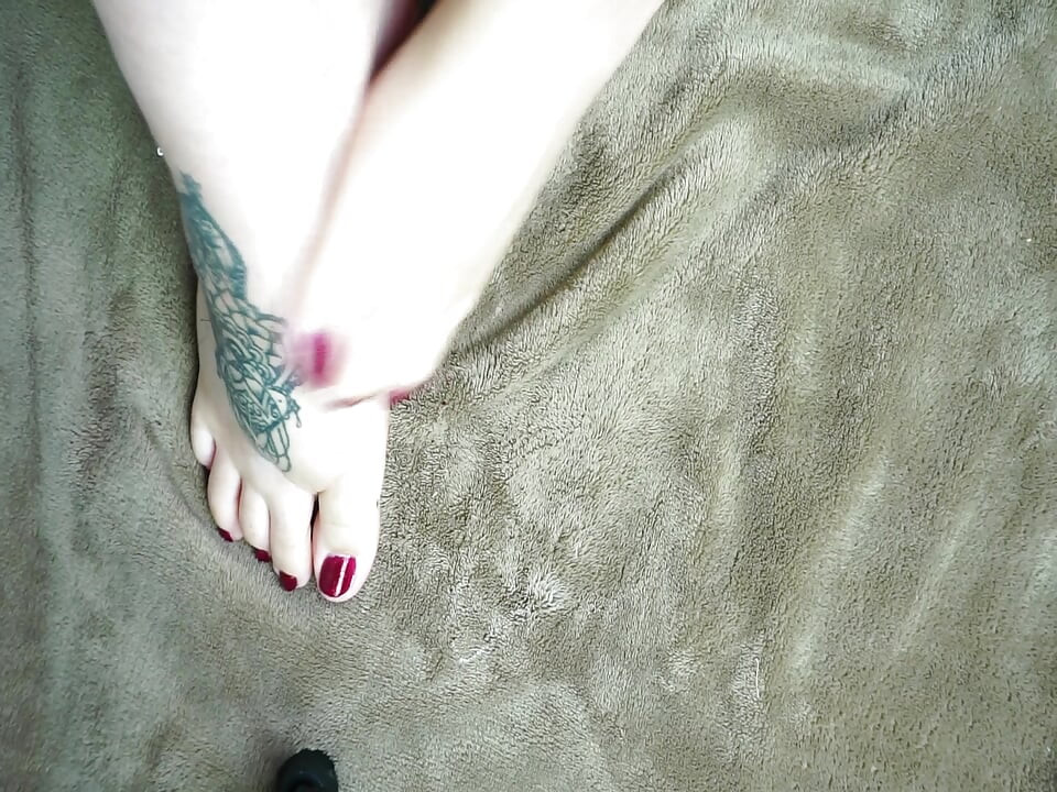 Daytona Hale Shows Off Her Sexy BBW Feet