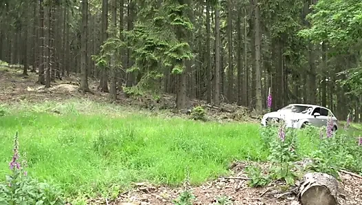 Сногсшибательную блондинку с большими сиськами жестко трахают на улице