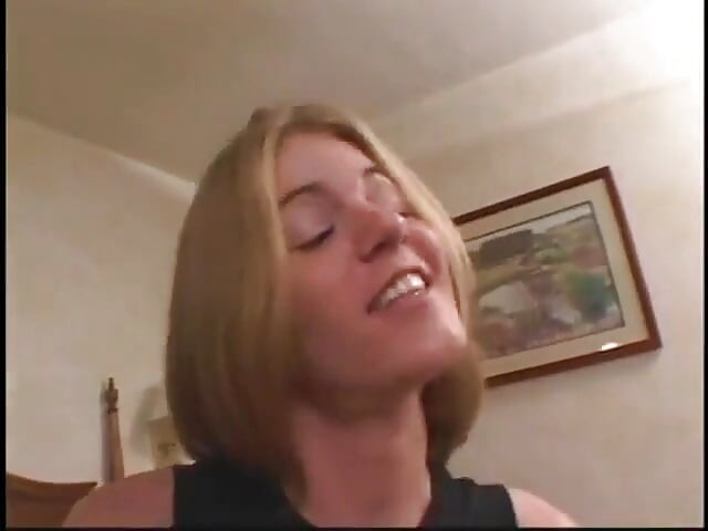 Tânăra blondă cu cupă A își coboara pizda rasă pe pula mare a unui tip alb