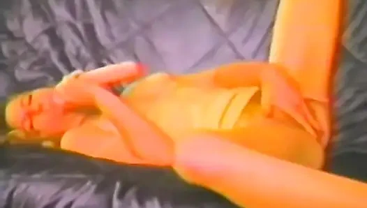 Eine neckende brünette benutzt finger und einen dildo