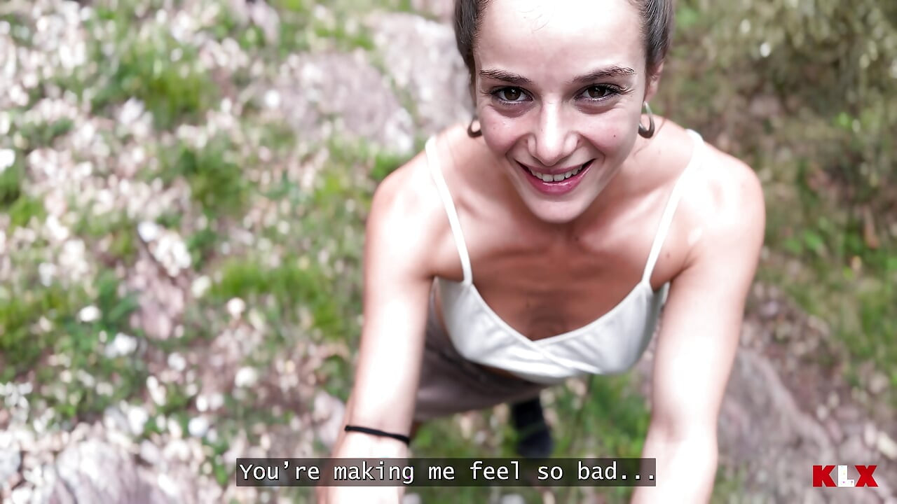 Ona açık havada teşhir ettim ve büyük bir yüze boşalma aldım - klx