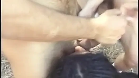 Dua cewek latina seksi lagi asik nyepong pria mereka di hutan
