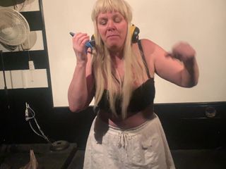 Sexy Blondine singt samstags