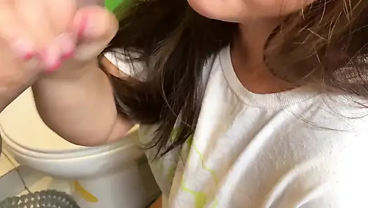 Üvey kız kardeşim banyoda pijama tangasıyla büyük götüyle beni baştan çıkarıyor