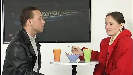 Tante seksi ini lagi asik nyepong dildo ukuran XL sebelum dientot habis-habisan