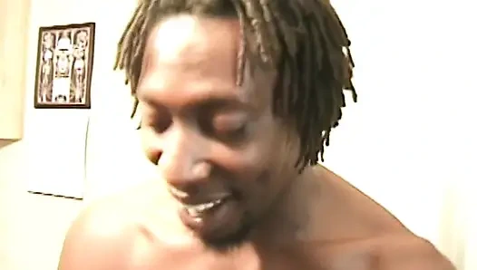 Tombul zenci kaltak siyah bir adam tarafından sikilirken adam götüne dildo sokuyor