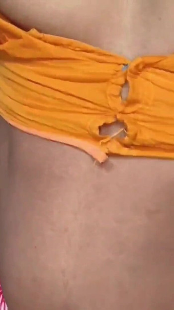 Momento iconico da "🗣️Bangla audio fullmoti Hot bhabhi e io mi diverto in bagno"