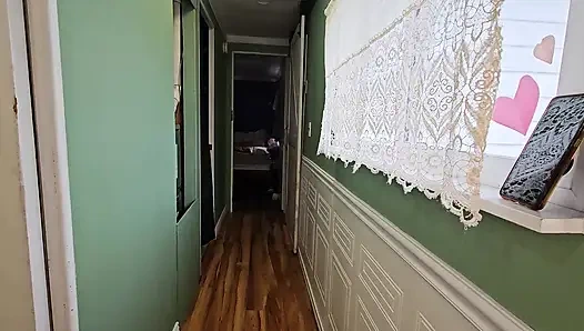 Она борется с невидимым человеком