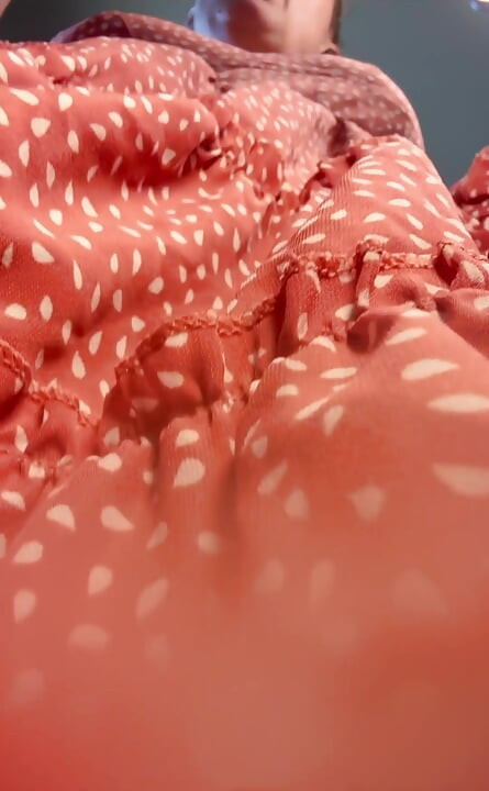 Brincando com minha buceta debaixo do meu vestido