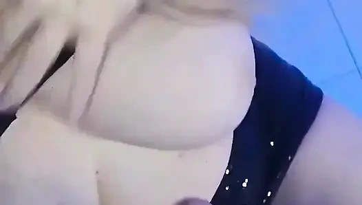 Именно то, что она сделала сегодня, принимая этих двух хорошо одарившихся, которые пробивали ее удилище к стебле