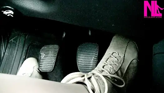 Mengemudi dan memompa pedal dengan sepatu bot rata suede soft