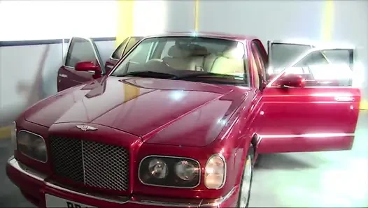 Kedua lubang tante sange ini dientot habis-habisan di dalam mobil