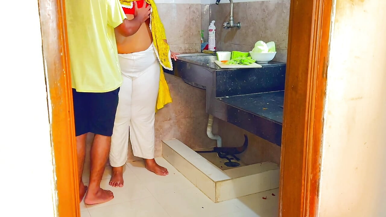 Suddenly I Fucked My Stepmother in Law While She Was Cutting Curry in the Kitchen - Desi Rough Sex