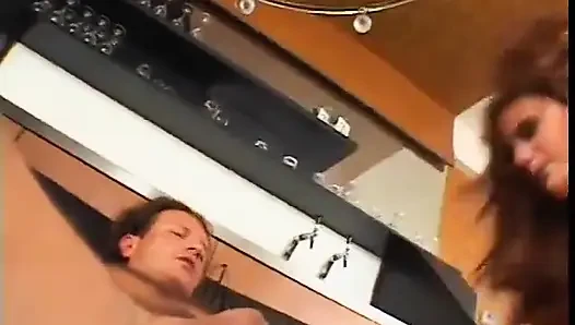 Büyük bir direk hem amını hem de göt deliğini sikerken azgın tatlı kız zevkle inliyor