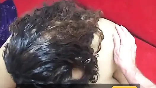 Kalın siyah iri güzel kadın beyaz adamla oral seks yapıyor ve sonra dölleniyor