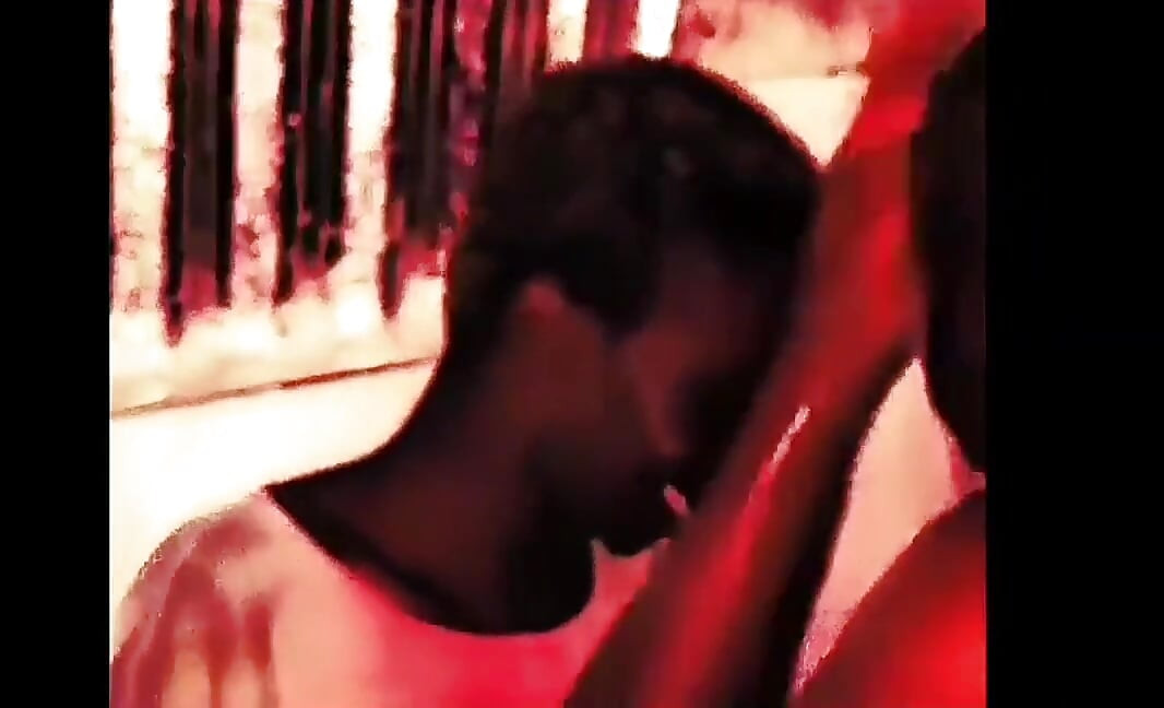 Negra rubia sexyrita dando sexo romántico caliente en el baño