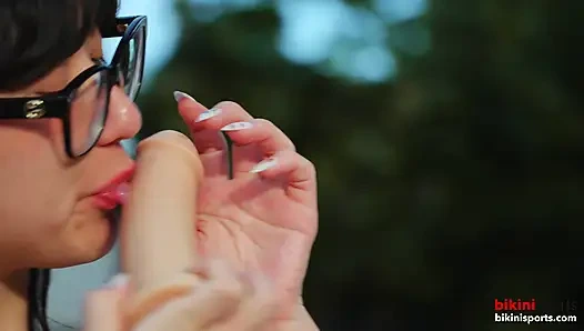 Две горячие девушки раздевается обнаженными во время занятия йогой у бассейна