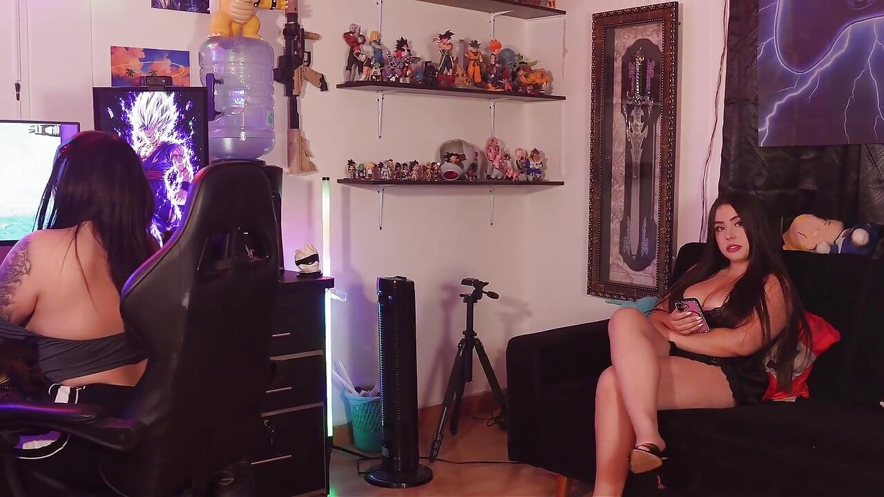我和我女朋友最好的朋友做爱, 她在玩《堡垒之夜》时, 我吞下了我的精液