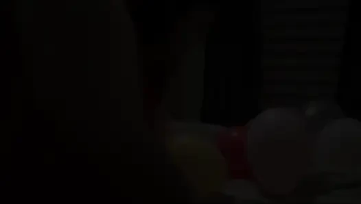 Laboratuvar montu giyerken balonlarla oynuyor. Balonlarla seks yapıp yapmayacağını da test ettim.