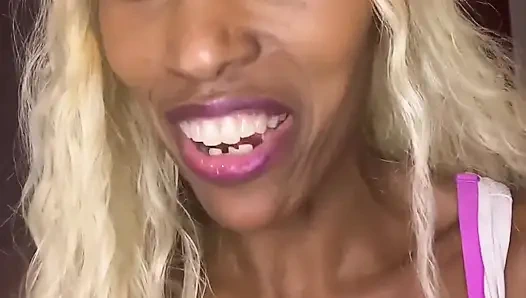 Sarışın diğer kızlardan daha iyi yarak / dildo emiyor mu?