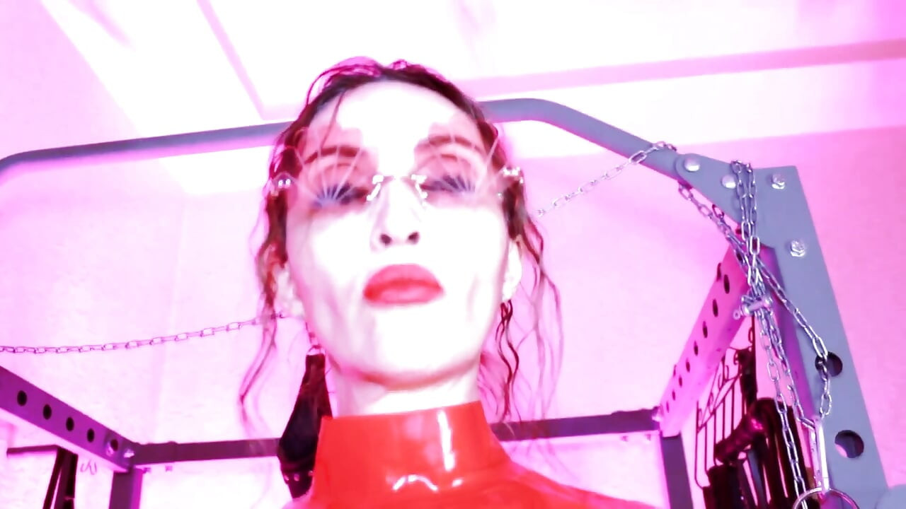 Hakimiyet kırmızı lateks sahibe Eva ateşli bdsm orta yaşlı seksi kadın egemenliği fetişi cbt yarak oyunu