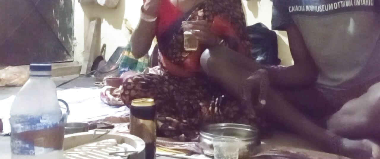 Aunty ko bear pilaya Holi Mein To aunty ne gift Mein Diya apni chut chod liya jamkar