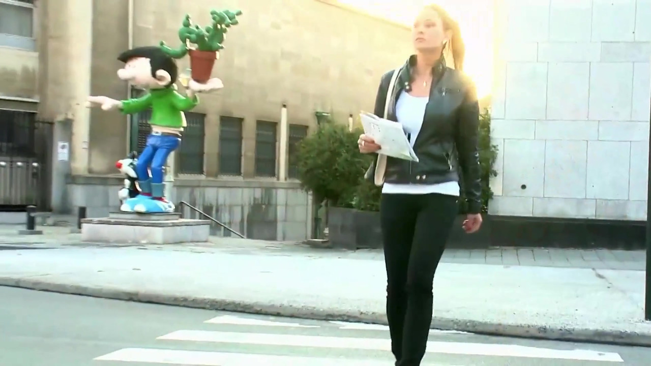 セクシーな観光客が大きな黒いペニスを激しく突く