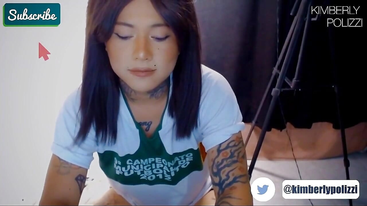 Bela travesti masturbando seu pau grande e gozando