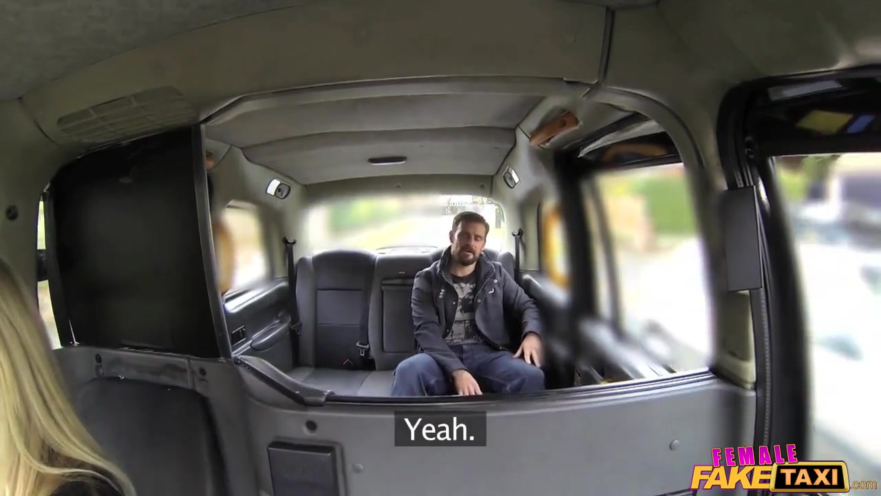 Femalefaketaxi Marine给司机一个爽快的性爱