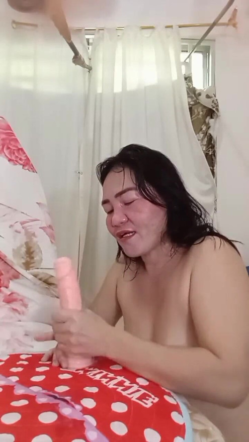 Cvičím sání obřího dildo ptáka, dokud se neudám! | Klipy 1