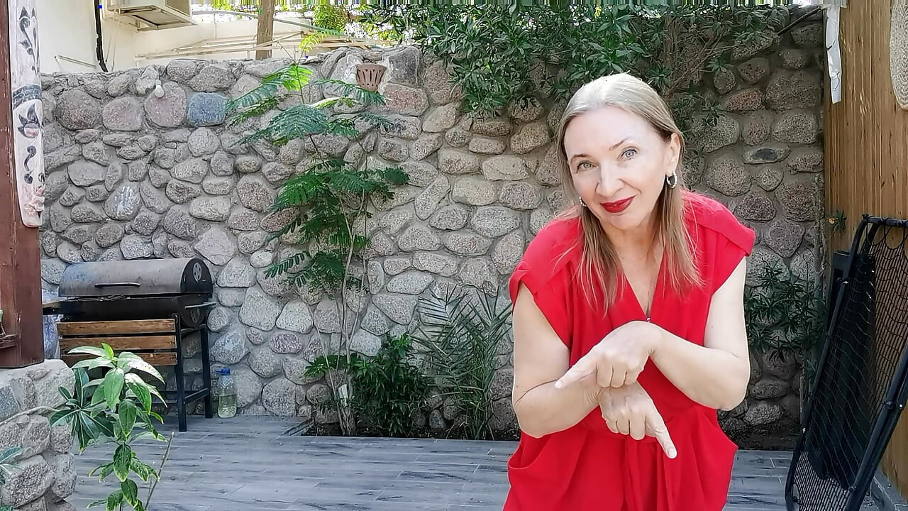 Κόκκινη χάρη στον κήπο